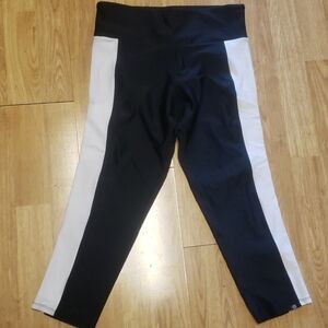 Onzie black and white cropped leggings M/L